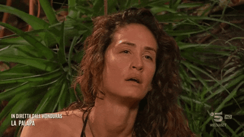 a woman 's face is shown on a tv screen with the words in diretta dall honduras la palapa on the bottom