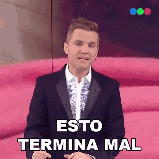 a man in a suit and white shirt says esto termina mal