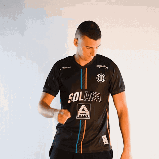 a man wearing a black shirt that says solary aldi on it