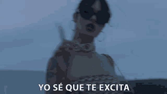 a woman wearing sunglasses and a choker says yo se que te excita in spanish .