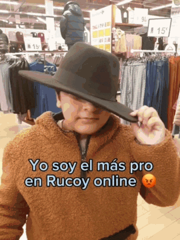 a young boy wearing a hat with the words yo soy el mas pro en rucoy online written on it