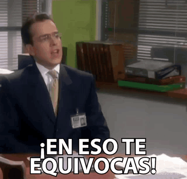 a man in a suit and tie sitting at a desk with the words en eso te equivocas