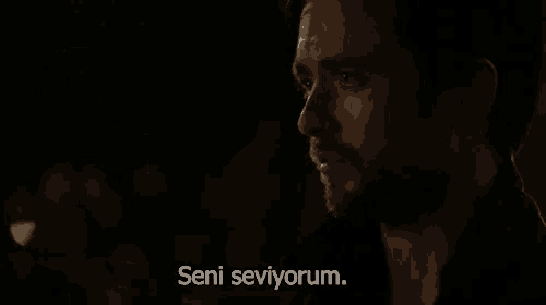 a close up of a man 's face with a caption that says seni seviyorum