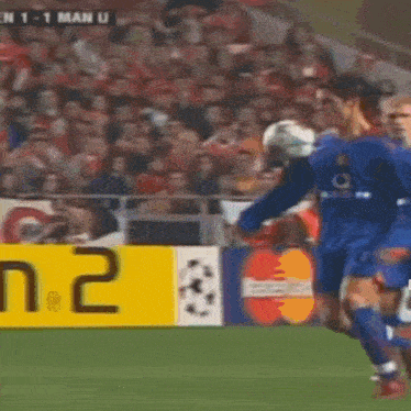 a blurry picture of a soccer player in front of a banner that says ' en 1 - 1 man u '