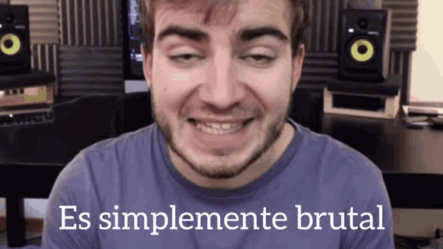 a man in a purple shirt is smiling with the words es simplemente brutal below him