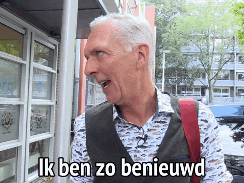 a man in a vest says ik ben zo beneeuwd in a foreign language