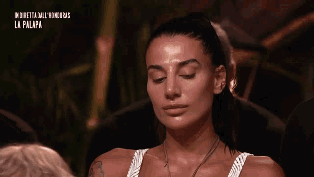 a woman 's face is shown with the words in diretta dall ' honduras la palapa on the bottom