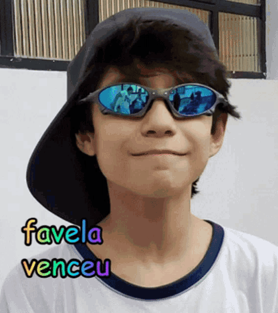 a young boy wearing sunglasses and a hat with the words favela venceu written on the bottom