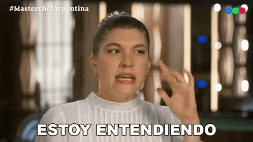 a woman in a white shirt says estoy entendiendo in spanish