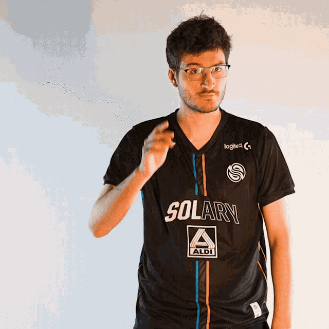 a man wearing a black shirt that says solary aldi