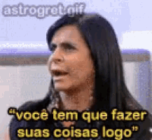 a woman says " você tem que fazer suas coisas logo " in a gif