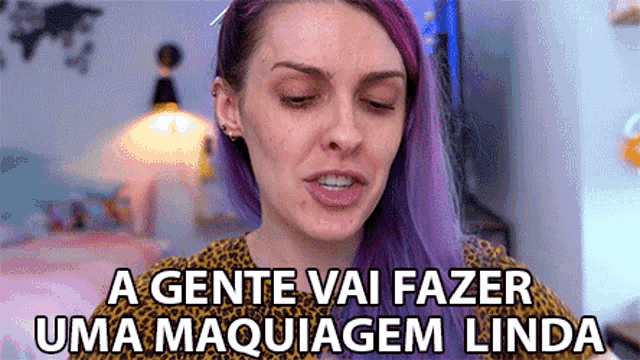 a woman with purple hair says a gente vai fazer uma maquiagem linda in spanish