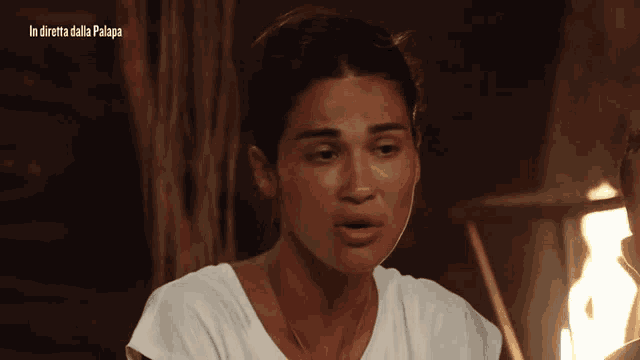 a woman 's face is shown with the words in diretta dalla palapa below her