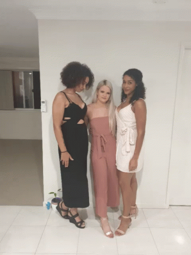Girl Gang Group Picture GIF - Girl Gang Group Picture Friends GIFs