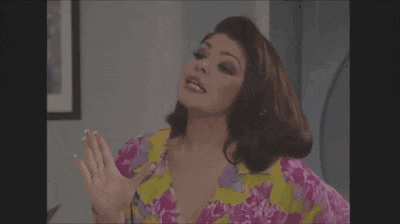 a woman in a floral shirt says ( y a saberse que más ... )