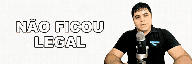 a man speaking into a microphone with the words nao ficou legal behind him