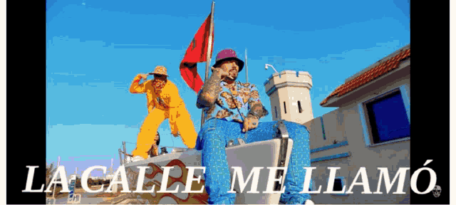 a man sitting on a briefcase with the words la calle me llamao written below him