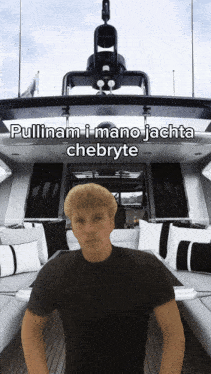 a man standing in front of a yacht with pullinam i mano jachta chebryte