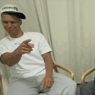 a man wearing a white shirt and a hat that says " estimo "