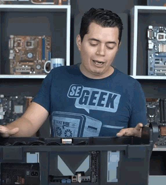 a man wearing a shirt that says segeek
