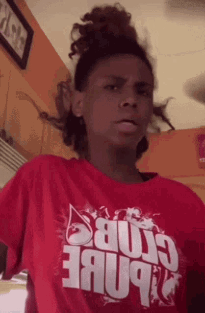 a young man wearing a red shirt that says crabs on it