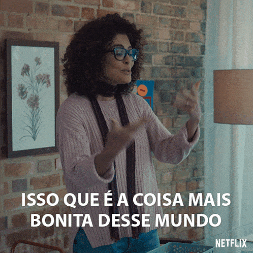 a woman with curly hair and glasses says isso que e a coisa mais bonita desce mundo