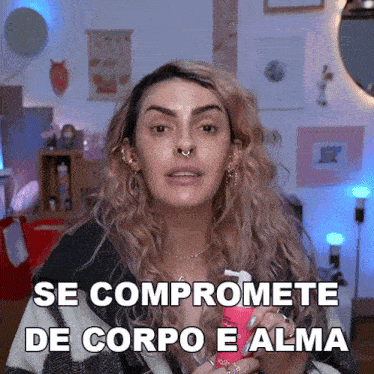 a woman is holding a bottle and says se compromete de corpo e alma in a foreign language