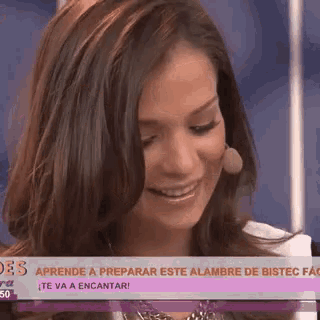 a woman is smiling in front of a sign that says aprende a preparar este alambre de bistec faca
