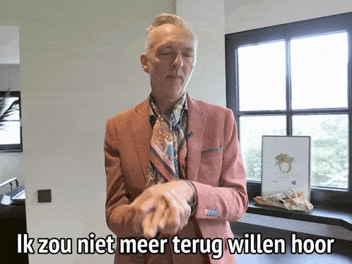 a man in a pink suit is looking at his watch with the caption ik zou niet meer terug willen hoor