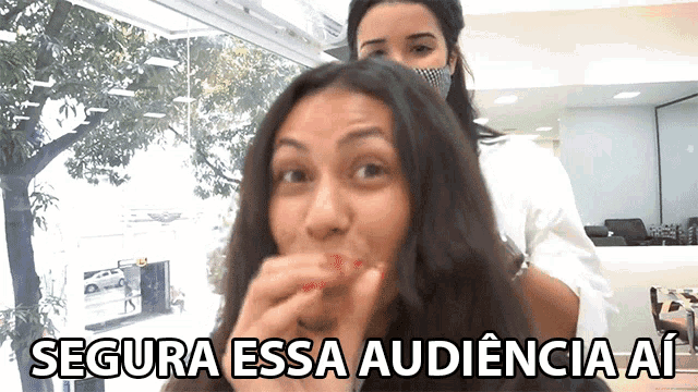 a woman is getting her hair cut by a hairdresser and says segura essa audiencia ai