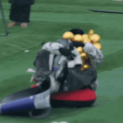 a picture of a person laying on the ground with chinese writing