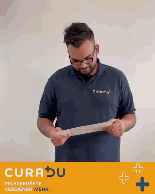 a man wearing a blue shirt that says curabu on it