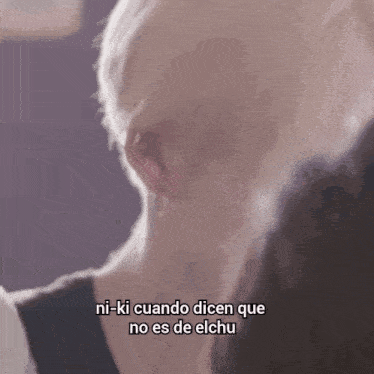 a close up of a woman 's ear with the words ni-ki cuando dicen que no es de elchu
