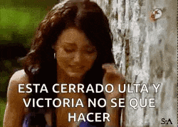 a woman is crying with the words `` esta cerrado ulta y victoria no se que hacer '' written above her .