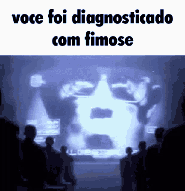 a group of people looking at a screen that says " voce foi diagnosticado com fimose "