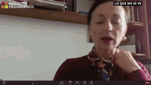a woman on a video call with the words lo que no se ve on the bottom right