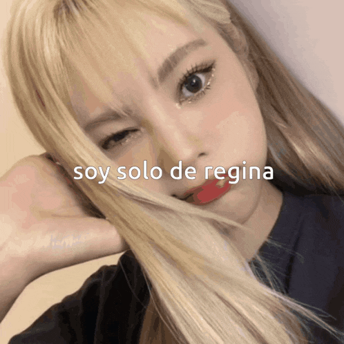 a woman with blonde hair has the words soy solo de regina below her