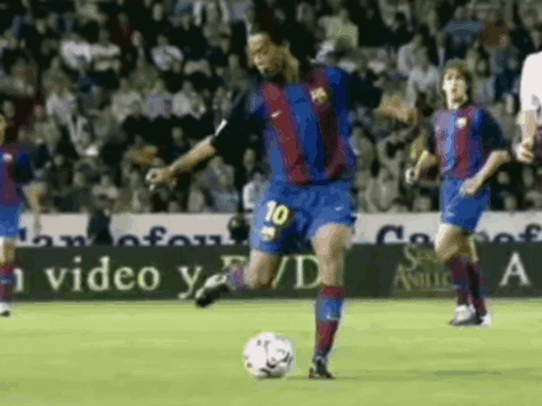 Ronaldinho No Look Pass GIF - Ronaldinho No Look Pass Barca GIFs
