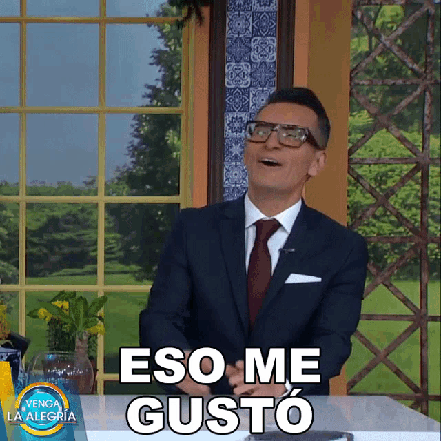 a man wearing glasses and a suit says eso me gusto