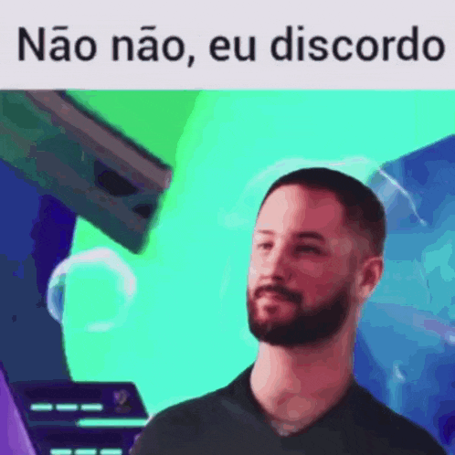 a man with a beard is standing in front of a screen with the words `` não não eu discordo '' .