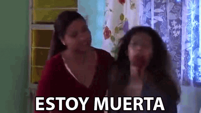 two women are standing next to each other with the words estoy muerta written on the screen