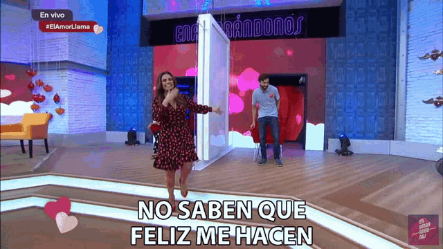 a woman in a red dress is dancing on a stage with the words no saben que feliz me hacen above her