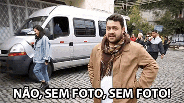 a man standing in front of a van with the words " não sem foto sem foto " written below him