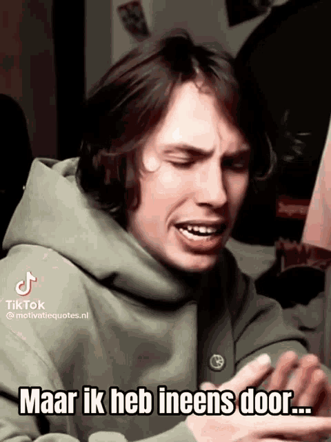 a man in a green hoodie is making a funny face and the caption says maar ik heb ineens door