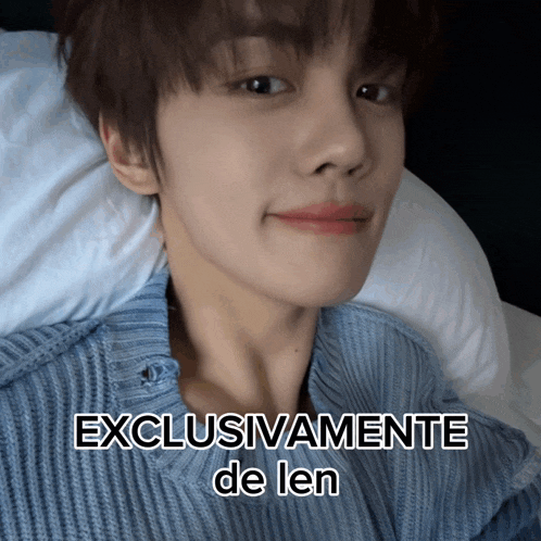 a close up of a person 's face with the words " exclusivamente de len " above it