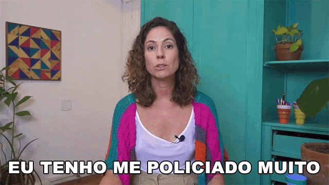 a woman says eu tenho me policiado muito in a room