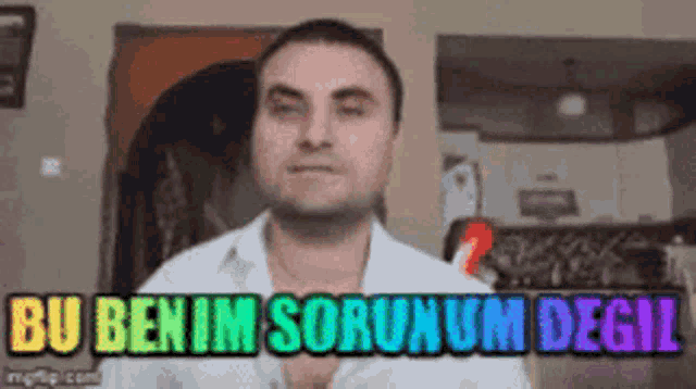 a man is standing in front of a sign that says bu benim sorunum degil .
