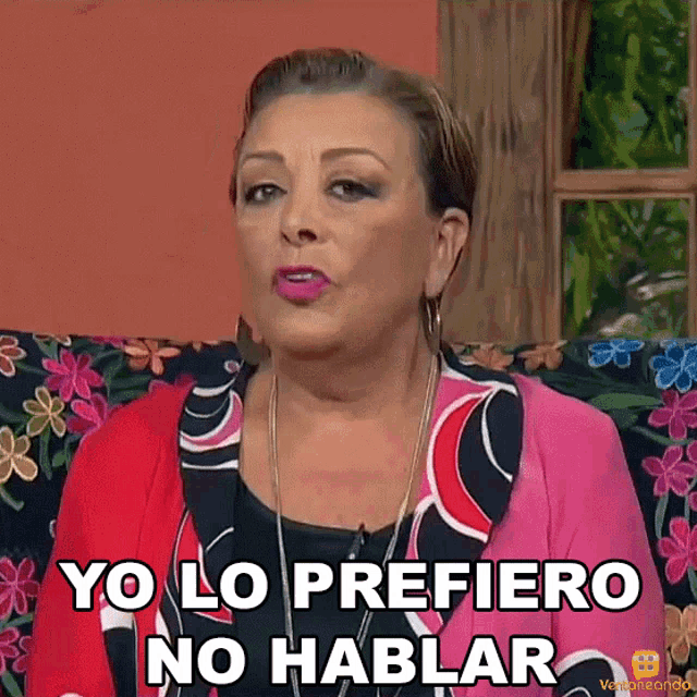 a woman sitting on a couch says yo lo prefero no hablar