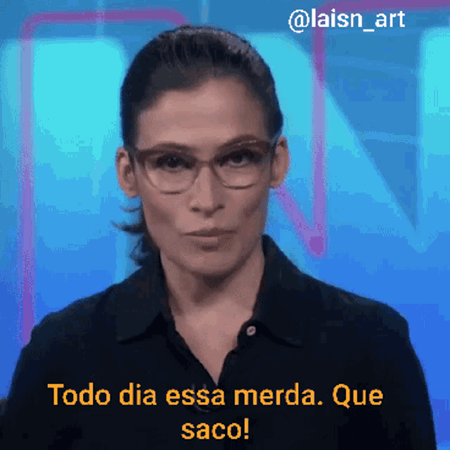 a woman with glasses says " todo dia essa merda que saco "