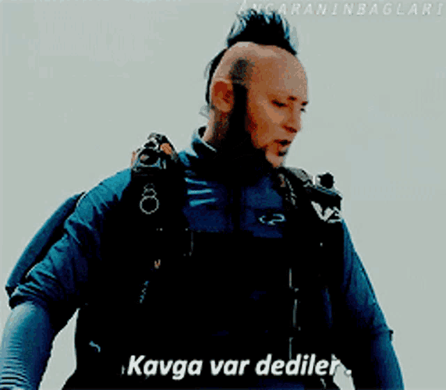 a man with a mohawk on his head says kavga var dediler